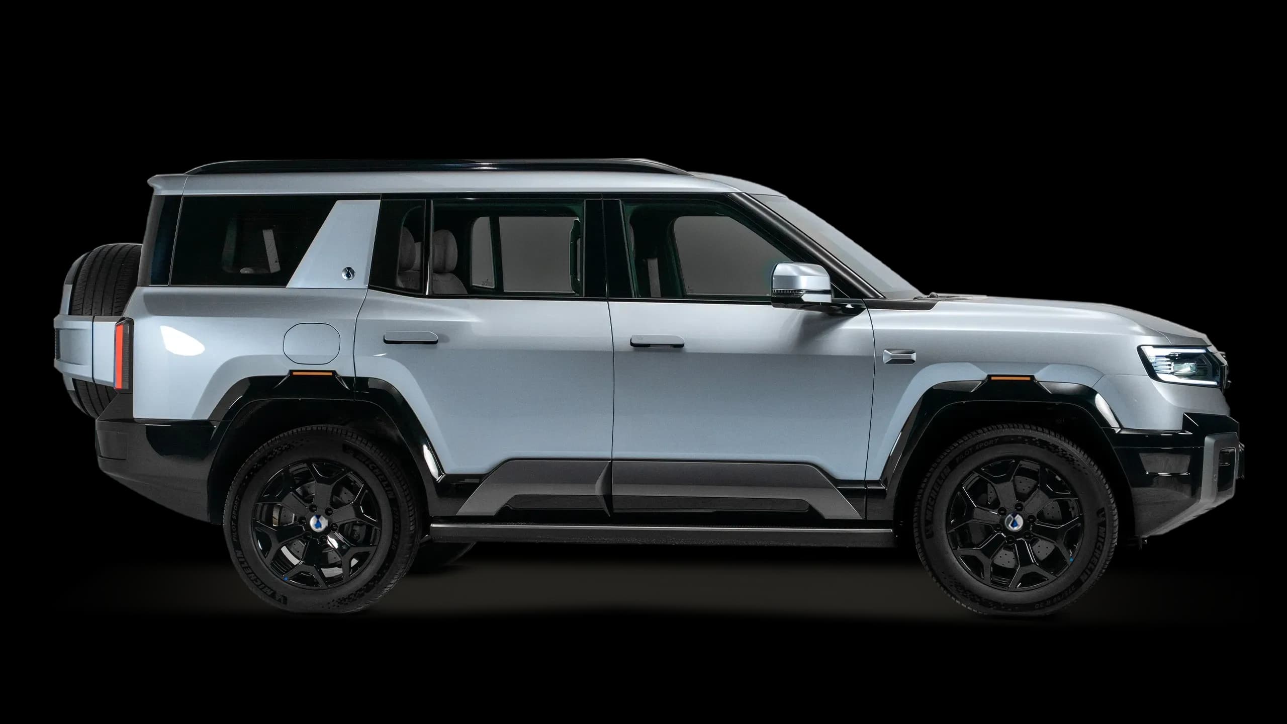 Denza B8 Moonlight Sliver1